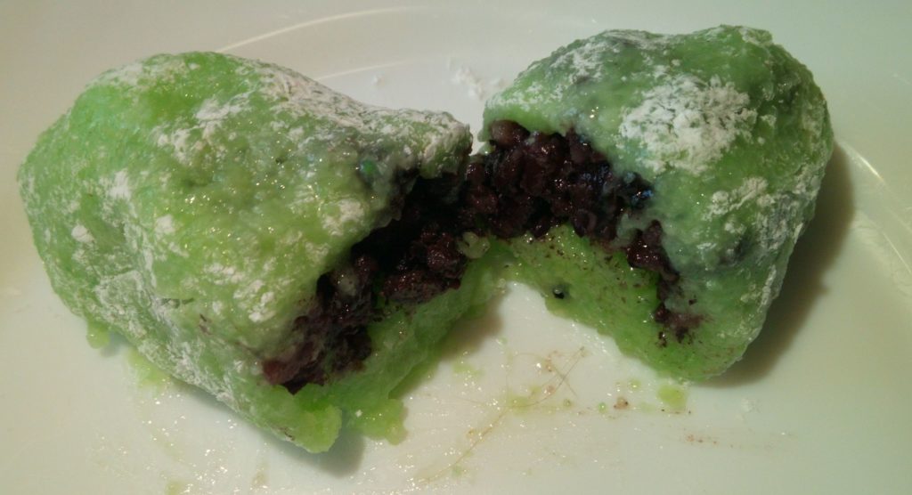 Mochi gefüllt mit schwarzem Reispudding